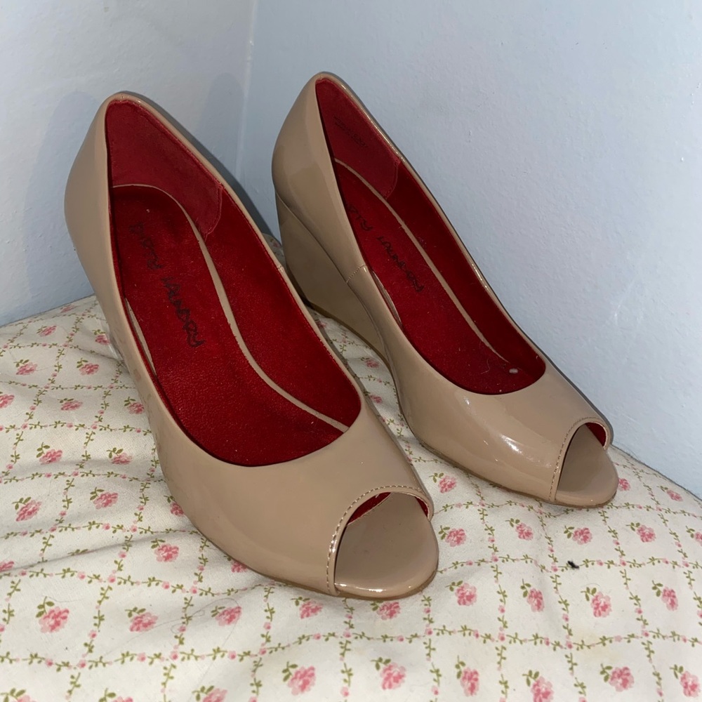 Nude wedges